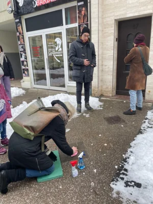 Foto des Albums: Gedenken an die Opfer des Nationalsozialismus: Demokratieforum reinigte Stolpersteine I Fotos: privat