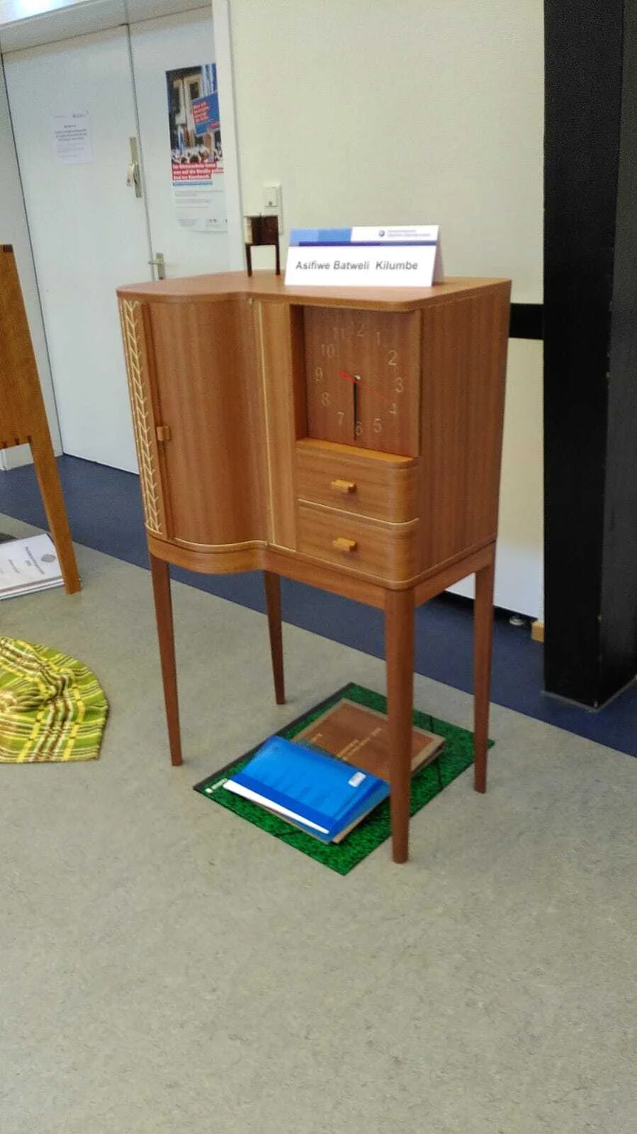 Bild: Schmuckschrank mit Uhr