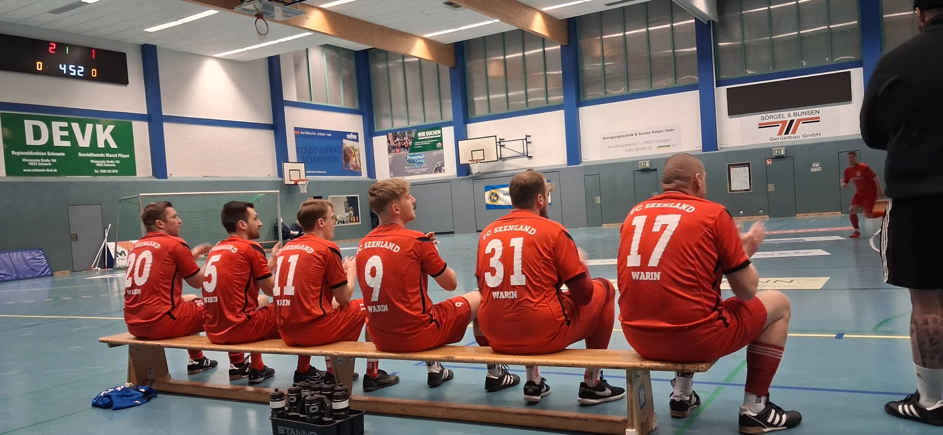Bild: Auch ein schöner Rücken.... Hier das Seenland Wechselteam beim Vorrundenspiel gegen SV Burgsee SN.
