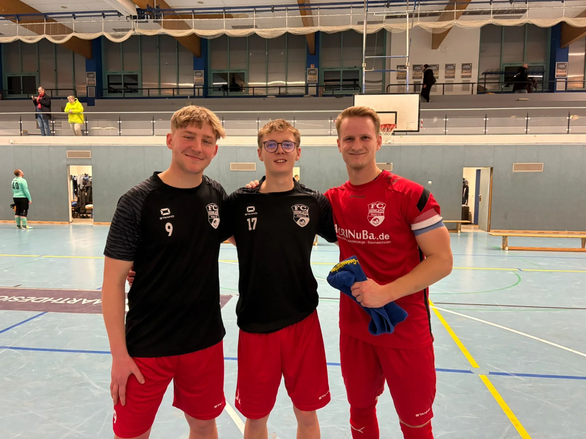 Bild: Gelungener Abschluss der Hallensaison auch für diese drei Seenland Spieler, Finn Hannemann, Jonas Bohnes, Myron Reinberger (v.l.) die bei allen vier Turnieren dabei waren.