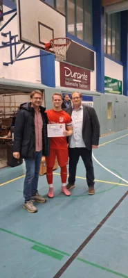Myron Reinberger (m.), Ehrung als bester Teamplayer, hier als Mannschaftskapit&auml;n bei der Siegerehrung f&uuml;r den 2. Turnierplatz. 