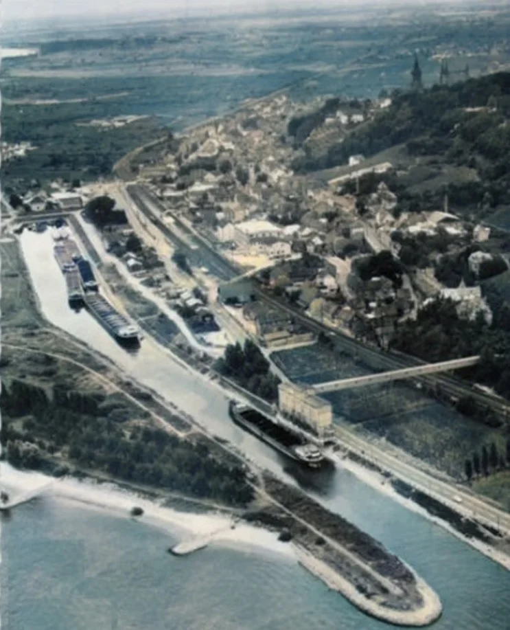 Bild: - 1956 Winter Schutzhafen : Quelle: Postkarten Sammlung Hahn, digital koloriert herausgegeben Druck und Verlagsanstalt Traumüller Oppenheim