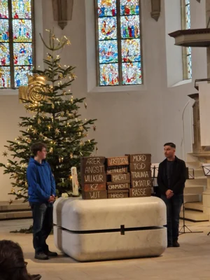 Sch&uuml;ler der Anne-Frank pr&auml;sentieren die Mauer der Gewalt 