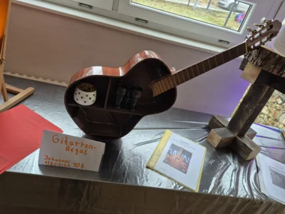 Gitarren-Regal von Johannes Albrecht 10b 