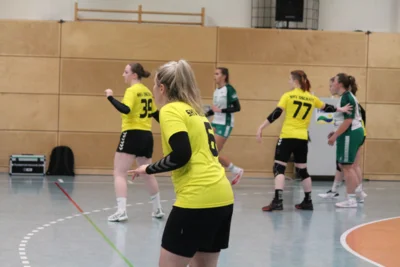 Foto des Albums: Derby mit Anlaufschwierigkeiten