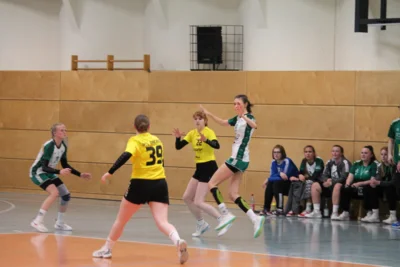 Foto des Albums: Derby mit Anlaufschwierigkeiten
