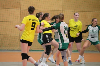 Foto des Albums: Derby mit Anlaufschwierigkeiten