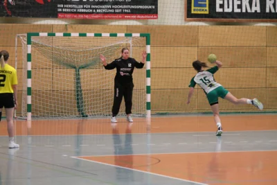 Foto des Albums: Derby mit Anlaufschwierigkeiten