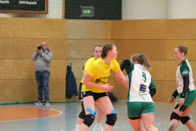 Foto des Albums: Derby mit Anlaufschwierigkeiten