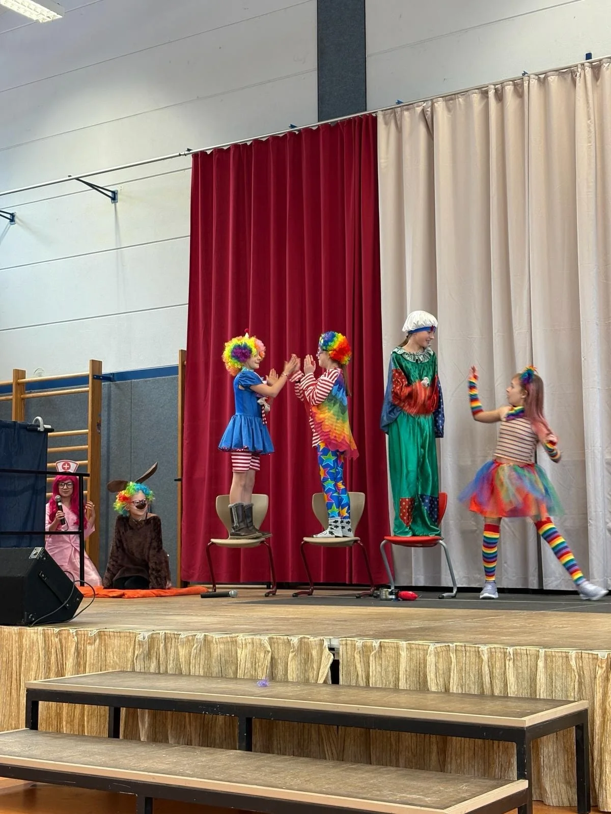 Bild: Zirkus-AG Sketch Chaos in der Clownklasse