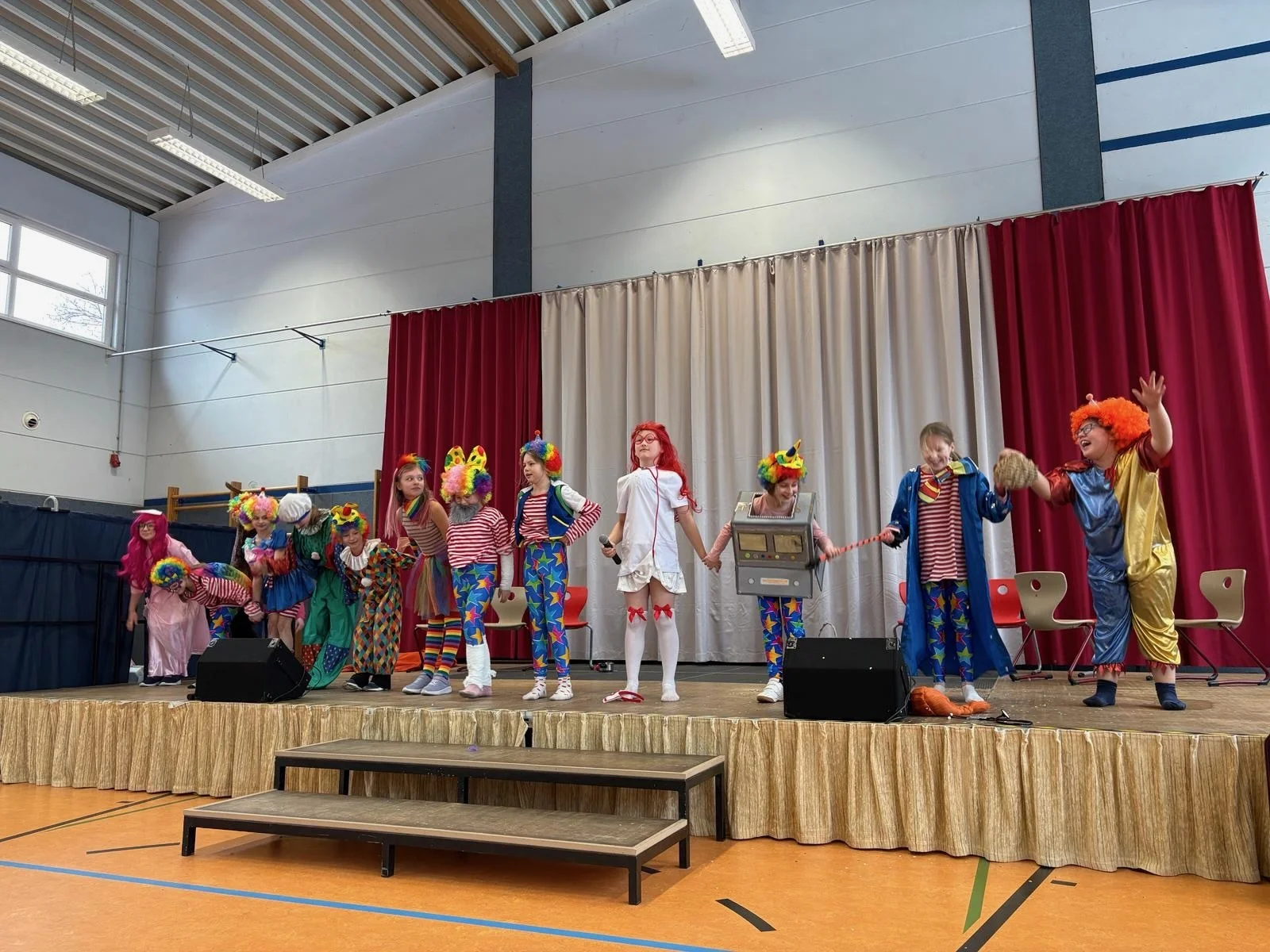 Bild: Zirkus-AG Sketch Chaos in der Clownklasse