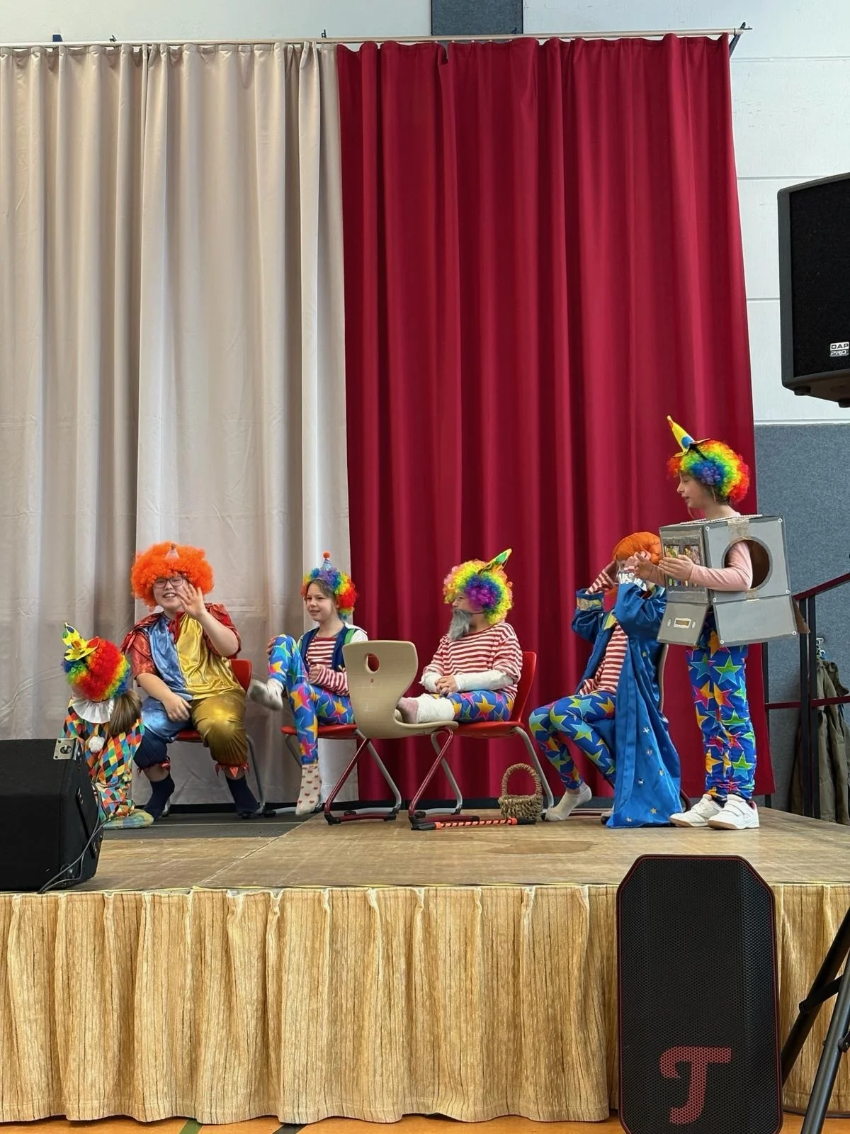 Bild: Zirkus-AG Sketch Chaos in der Clownklasse