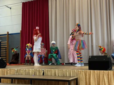 Zirkus-AG Sketch Chaos in der Clownklasse  (Bild vergr&ouml;&szlig;ern)