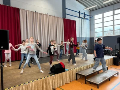 Klasse 4 Tanz aus dem Musikunterricht  (Bild vergr&ouml;&szlig;ern)