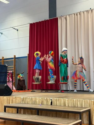 Zirkus-AG Sketch Chaos in der Clownklasse  (Bild vergr&ouml;&szlig;ern)
