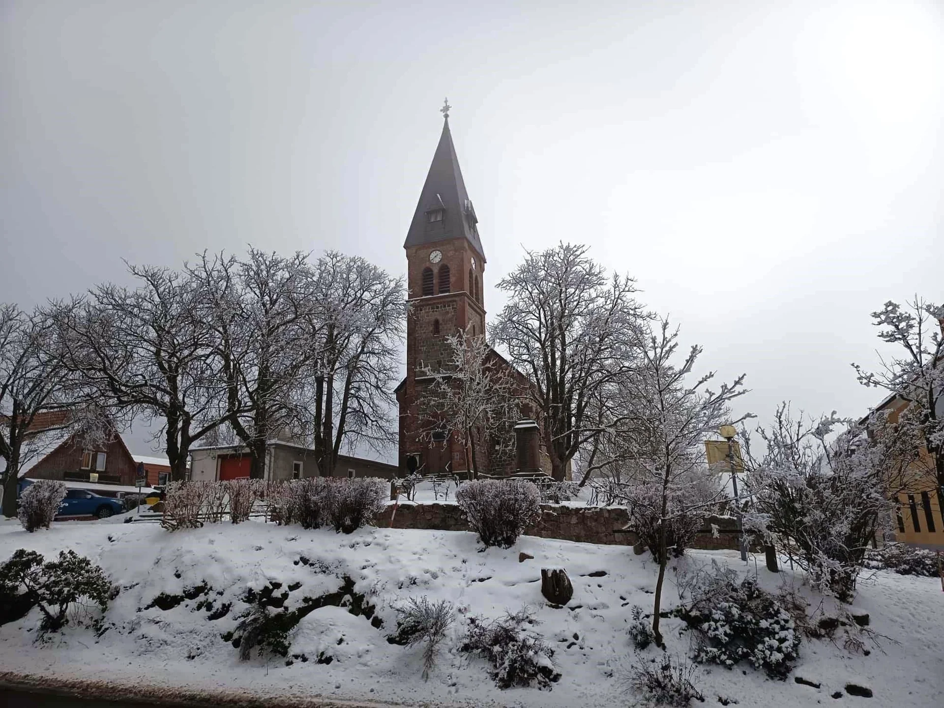 Bild: Weg zur Bonhoeffer-Kirche in Friedrichsbrunn