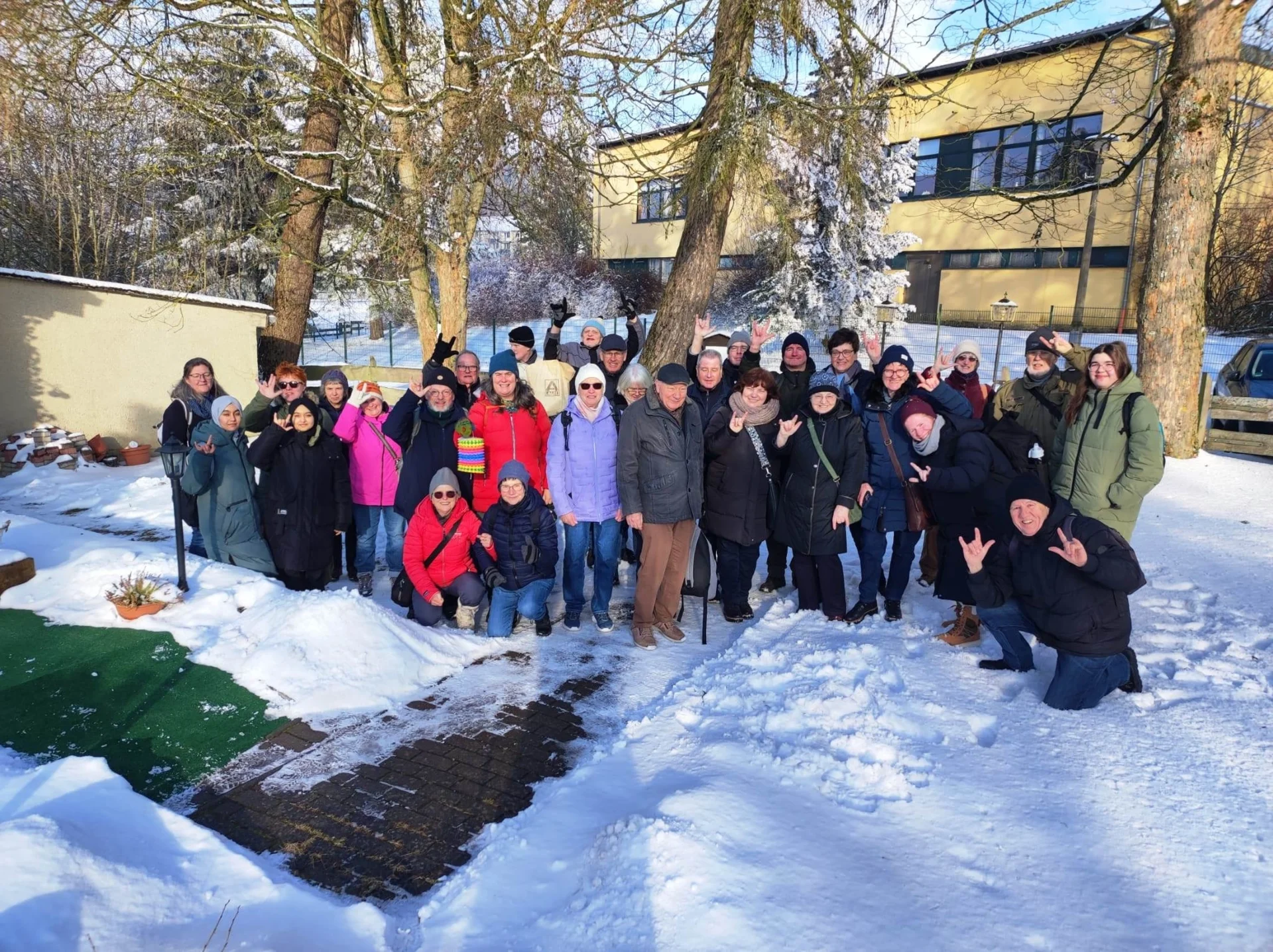 Bild: Gemeindegruppe vor dem Ferienhaus