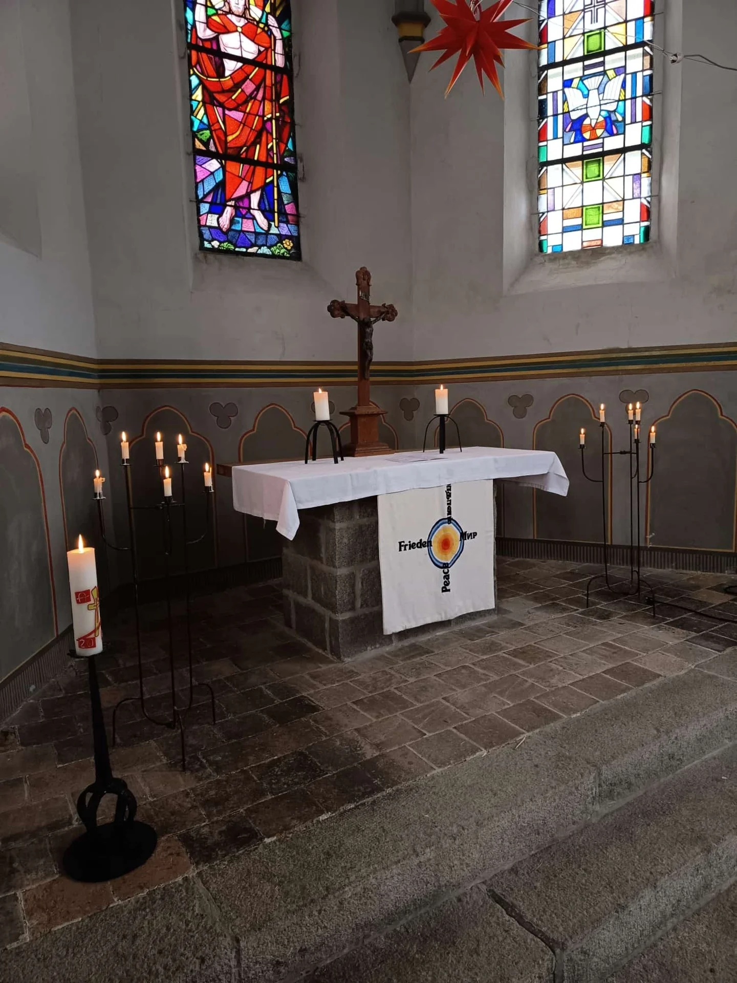 Bild: Altarraum der Bonhoeffer-Kirche