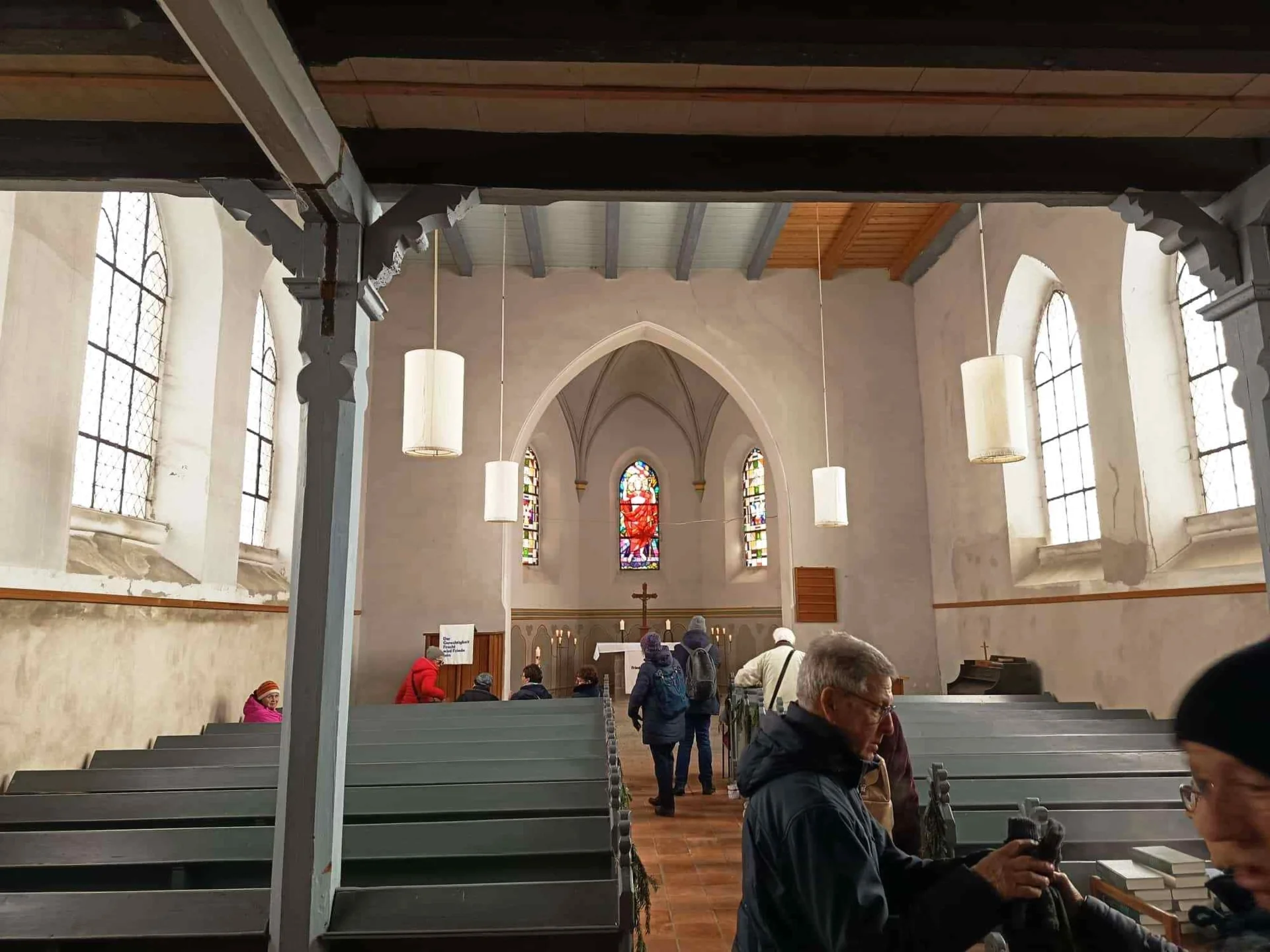 Bild: im Inneren der Bonhoeffer-Kirche