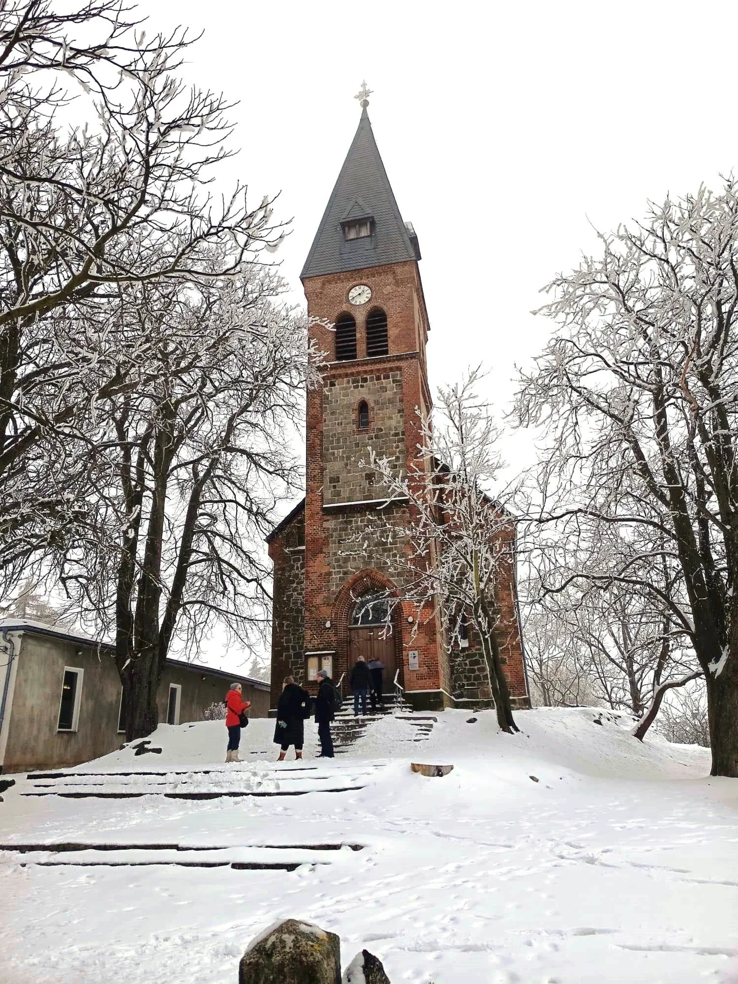 Bild: auf dem Weg von der Kirche zum...