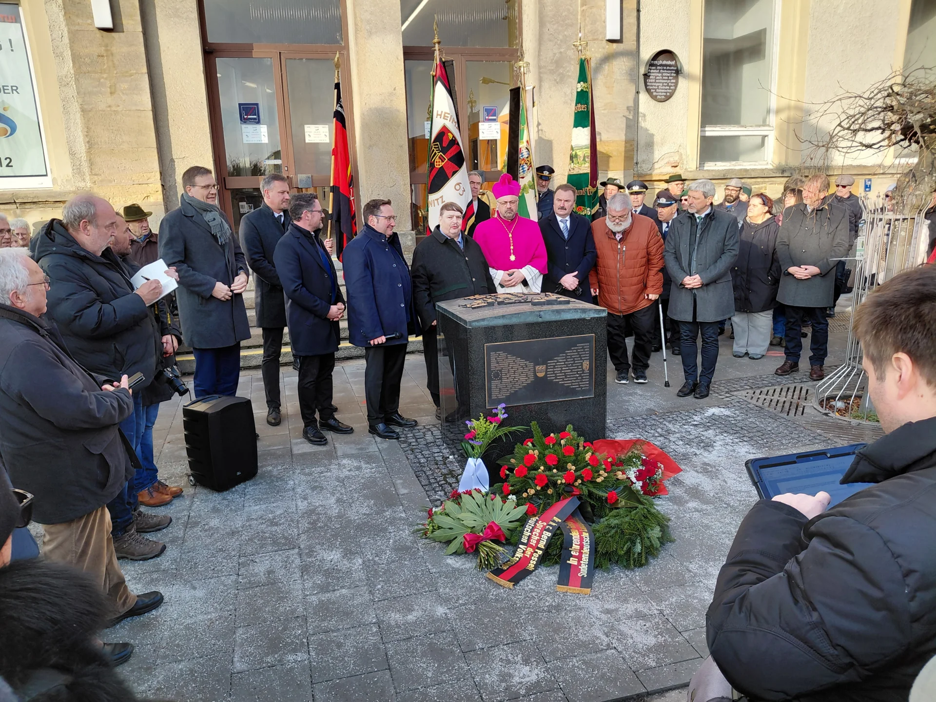 Bild: Kranzniederlegung am Gedenkstein (1)