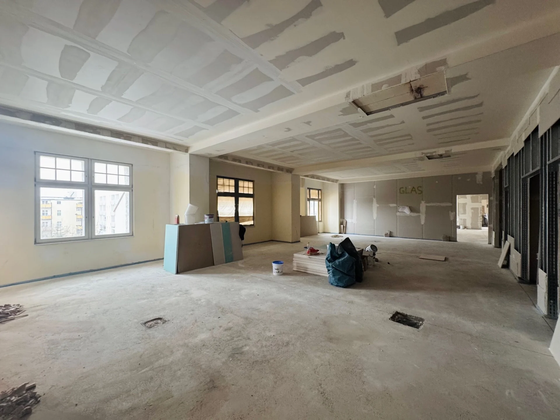 Bild: Im zweiten Obergeschoss befindet sich künftig der Sachbuchbereich. Ergänzend zur Bibliothek entsteht hier ein großer Multifunktionsraum, der für Veranstaltungen und verschiedene Nutzungen vorgesehen ist.