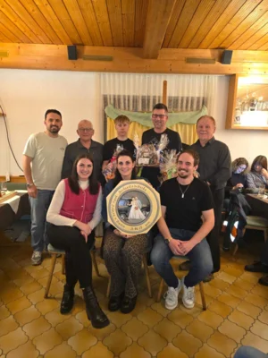 Beim Hochzeitsschie&szlig;en: Fahri Rrahmani (hi.v.l.), Michael Wagner, Luis Herrmann, Norbert Illinger, Hermann Fleischmann, Andrea Penzkofer (vo.v.l.), Irena Rrahmani, Mar-tin Penzkofer.  (Bild vergr&ouml;&szlig;ern)