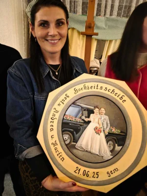 Irena Rrahmani, die Schwester der Braut, kam mit einem 92-Teiler dem geforderten Teiler von 96 am n&auml;chsten und gewann die Hochzeitsscheibe.  (Bild vergr&ouml;&szlig;ern)