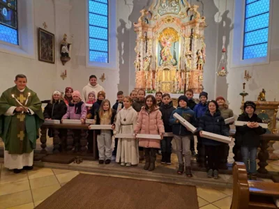 Beim Gottesdienst zu Maria Lichtmess stellten sich die Prackenbacher, Krailinger und Moosbacher Erstkommunionkinder vor.  (Bild vergr&ouml;&szlig;ern)