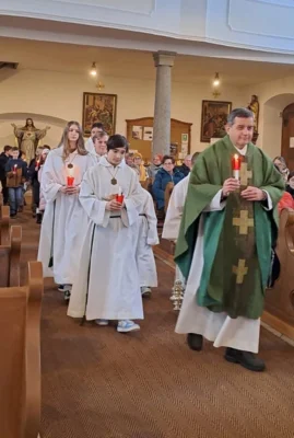 Eine Lichterprozession zog sich durch das Gotteshaus.  (Bild vergr&ouml;&szlig;ern)