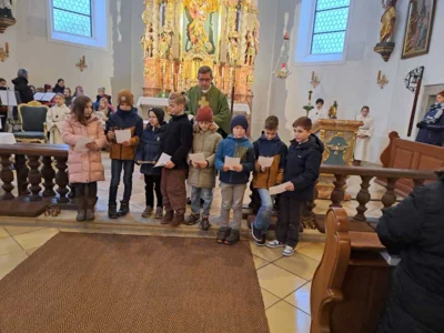 Einige Erstkommunionkinder trugen die F&uuml;rbitten vor.  (Bild vergr&ouml;&szlig;ern)