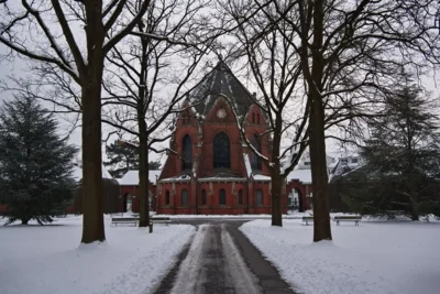 Haupteingang und Kapelle Stadtfriedhof St&ouml;cken  (Bild vergr&ouml;&szlig;ern)