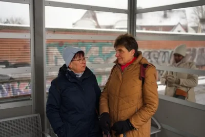 Leinhausen - Warten auf die Bahn  (Bild vergr&ouml;&szlig;ern)