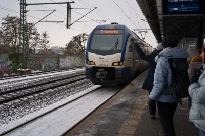 Unsere Bahn - freudig begr&uuml;&szlig;t  (Bild vergr&ouml;&szlig;ern)