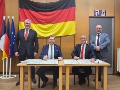 v.l.: Jean-Paul Lecoq (B&uuml;rgermeister a. D. Gonfreville l'Orcher), Andre Freymuth, Alban Bruneau (B&uuml;rgermeister Gonfreville l'Orcher), Thomas Schmidt (B&uuml;rgermeister a. D.)  (Bild vergr&ouml;&szlig;ern)