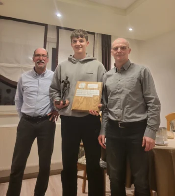 Henning Holland, Fjare Zirbus mit NLV-Pokal, Mario Ludwig  (Bild vergr&ouml;&szlig;ern)