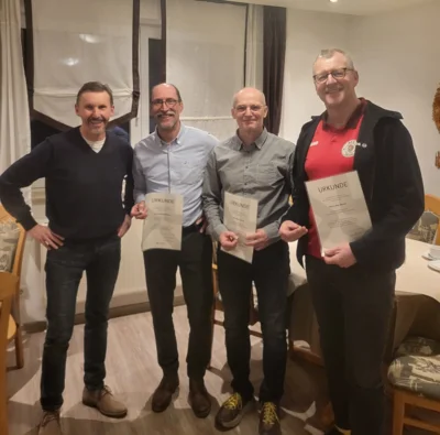 Silberne Ehrennadel: Rainer Behrens, Henning Holland, Mario Ludwig, J&ouml;rg Ahrens  (Bild vergr&ouml;&szlig;ern)