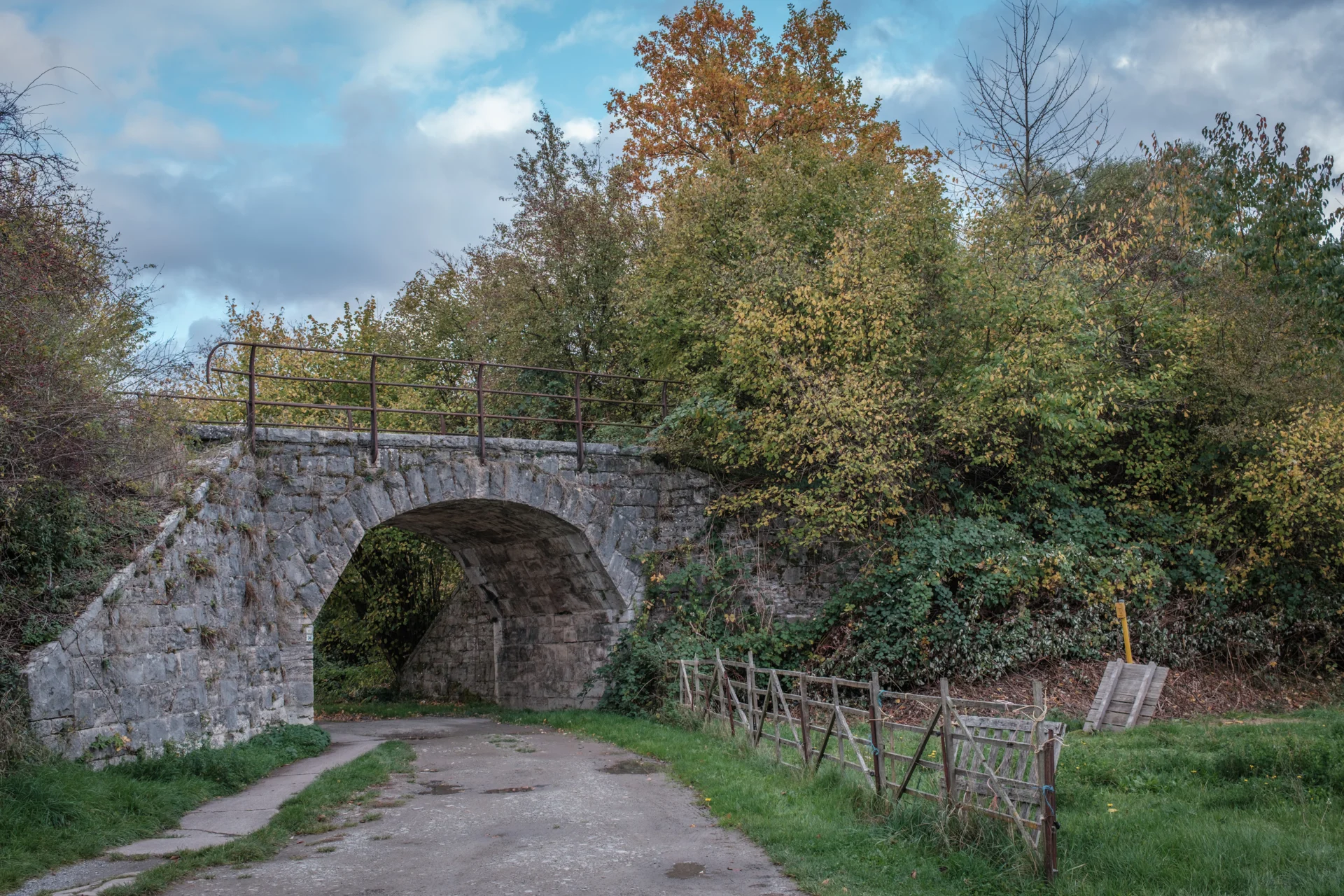 Bild : Alte Bahnbrücke_10.25