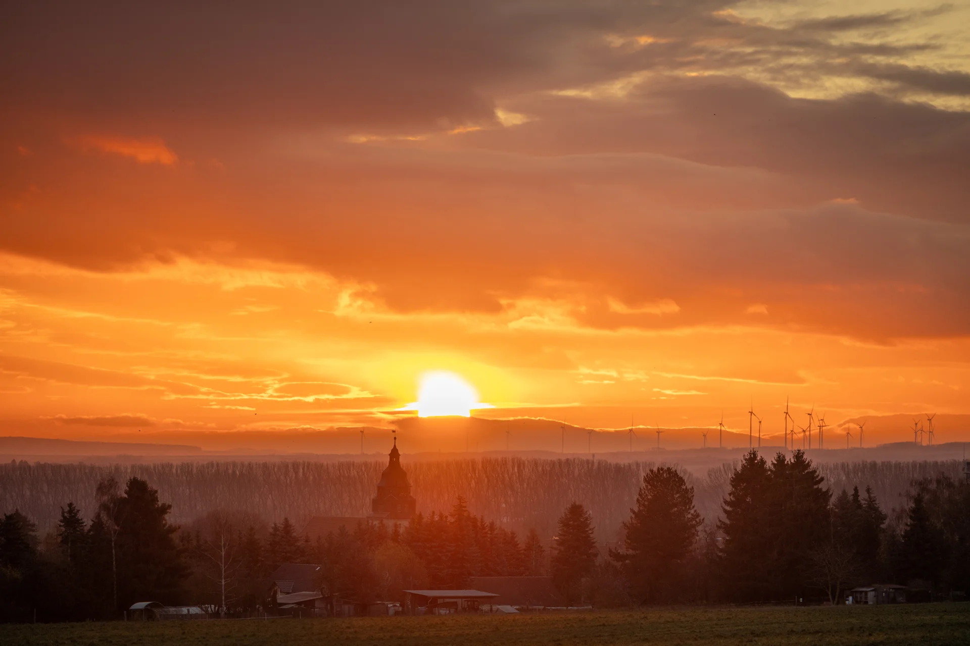 Bild : Abenddämmerung mit Kirche_11.25