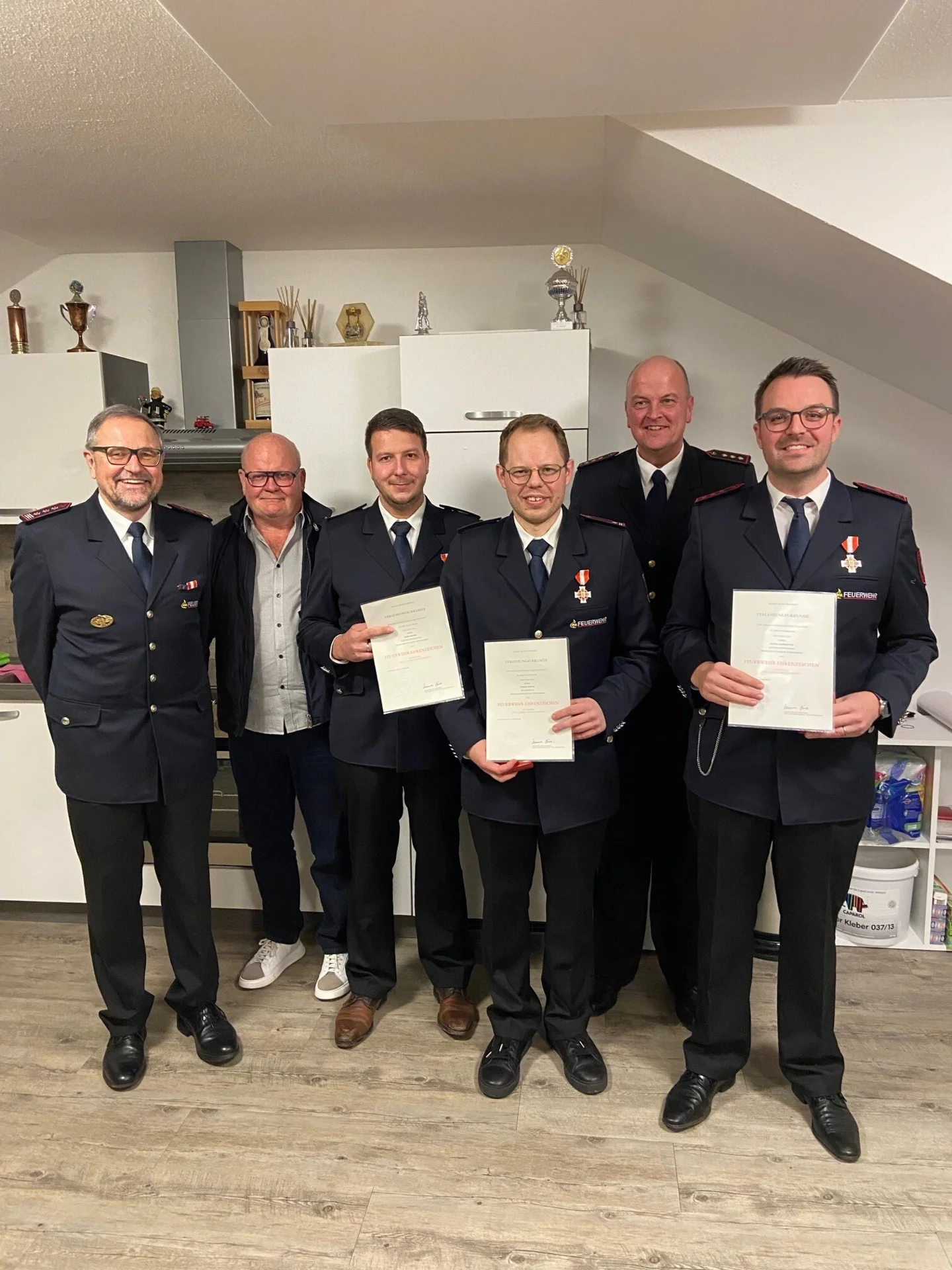 Bild: Ehrungen der Feuerwehrkameraden, Robin Seeger, Moritz Pfeifle, Daniel Armbruster durch Feuerwehrverbandsvorsitzenden Maik Zinser, mit auf dem Bild Bürgermeister Reinhold Möhrle, Feuerwehrkommandant Peter Fischer