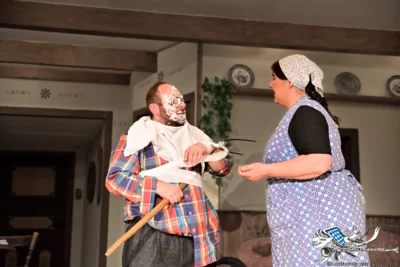 Theater BRG 2025 Drei H&uuml;hner und oa Gockl-70033 