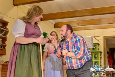 Theater BRG 2025 Drei H&uuml;hner und oa Gockl-70132 