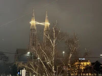 Lichtskulptur auf der Votivkirche: &bdquo;Unendlichkeit des Lichts&ldquo; von Billi Thanner 