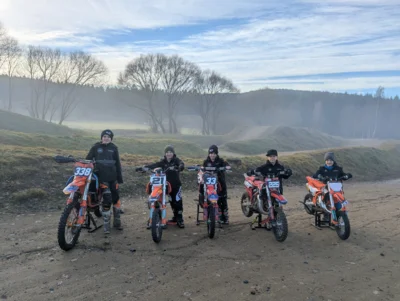 Die jungen Talente des MCC Prackenbach pr&auml;sentieren ihre Maschinen. Sie sitzen teils auf dem Moped seit sie drei Jahre alt sind und reisen zu Trainingszwecken durch Europa.  (Bild vergr&ouml;&szlig;ern)