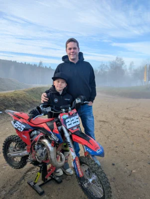 Jakob Oswald mit Vater Stefan Oswald: Die vergangene Saison war die erste des neunj&auml;hrigen Viechtachers und endete mit gro&szlig;en Erfolgen, wie einem zweiten Platz in der S&uuml;dbayernserie.  (Bild vergr&ouml;&szlig;ern)