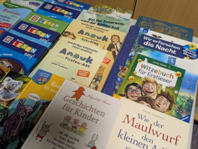 Foto des Albums: Erstklässler erkunden die Schulbücherei