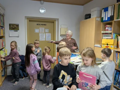 Foto des Albums: Erstklässler erkunden die Schulbücherei