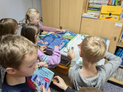 Foto des Albums: Erstklässler erkunden die Schulbücherei