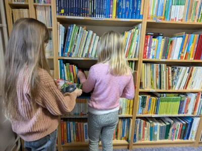 Foto des Albums: Erstklässler erkunden die Schulbücherei