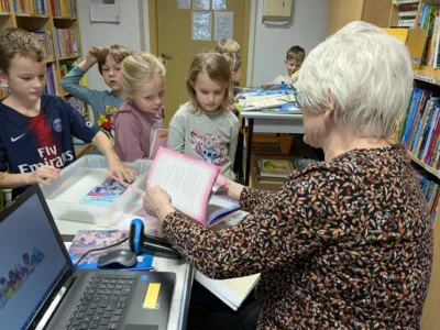 Foto des Albums: Erstklässler erkunden die Schulbücherei